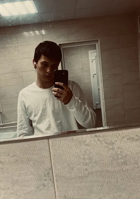 Я Илья, 18, из Гомеля, ищу знакомство для дружбы