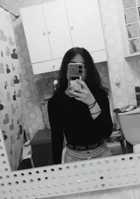 Soy Yeid, 19 años de Meliana, busco conocer gente para relación sin ataduras