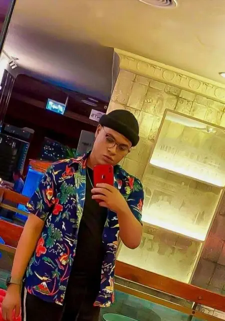 I'm Hatton, 25 from London, seeking connections