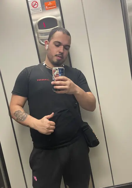 Joel de Barcelona, tengo 21 años, listo para conocer para conversación virtual