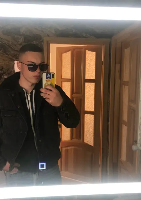 Я Ваня, 18, из Ужгорода, ищу знакомство для приятного времяпровождения