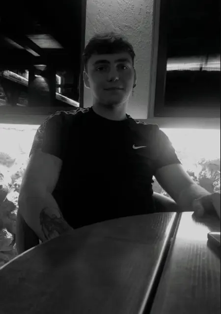 Я Давид, 19, знакомлюсь на одну ночь в Ирпене