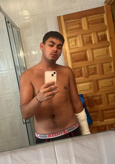 Soy Niko, 23 años, conociéndome para lío de una noche en Badalona