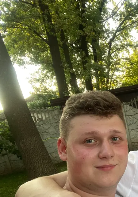 Lesha из Чернигова, мне 22, познакомлюсь на одну ночь