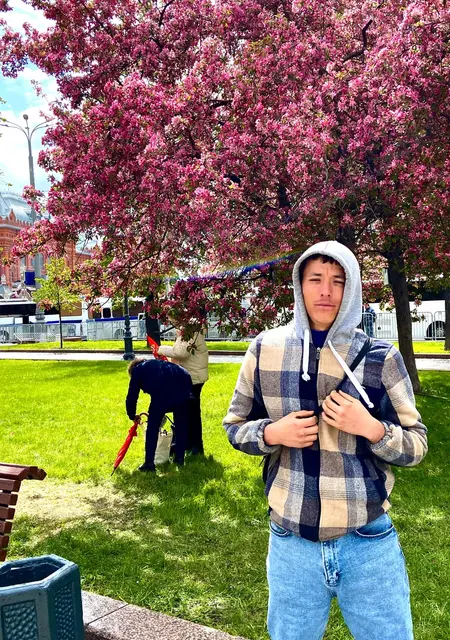 Я Сухроб, 20, из Франкфурта-на-майне, ищу знакомство для совместных путешествий