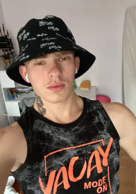 Женька з Надвірна, шукаю на сайті постійні стосунки