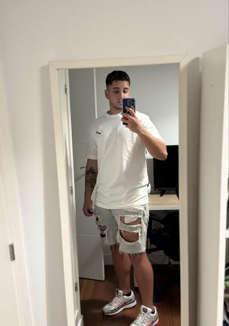 David Diaz de Sevilla, tengo 20 años, listo para conocer para lío de una noche