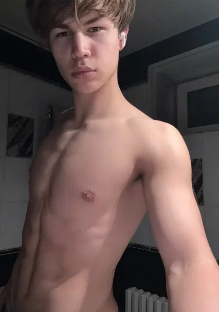 Я Егор, 18, знакомлюсь без обязательств в Днепре