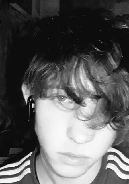 Я Влад, 21 років з Києва, шукаю знайомства без зобов'язань