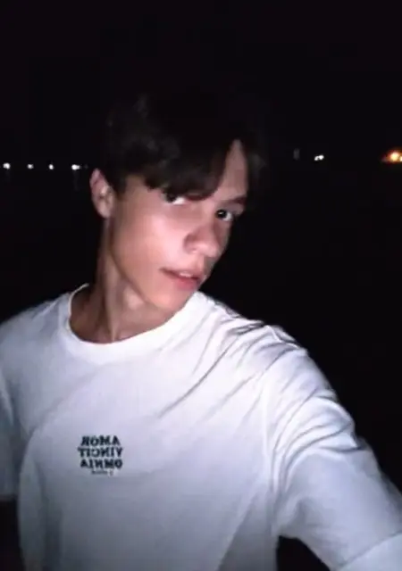 Я Max, 19, из Парижа, ищу знакомство для дружбы