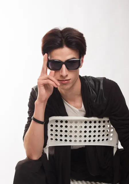 Я Александр, 19, из Парижа, ищу знакомство для дружбы