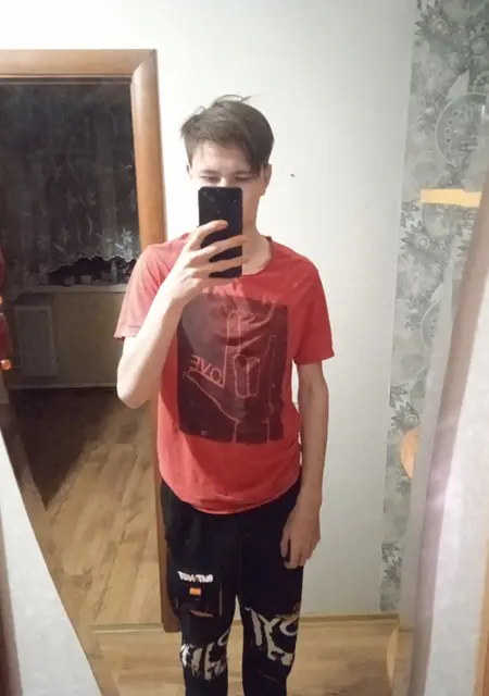 Я Саша, 21, из Наровли, ищу знакомства без обязательств