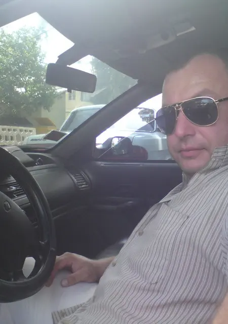 Антон из Донецка, ищу на сайте знакомства без обязательств