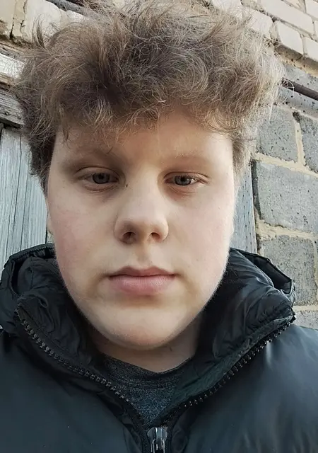 Я Саша, 19 років з Слов'янська, шукаю знайомство для приємного проведення часу