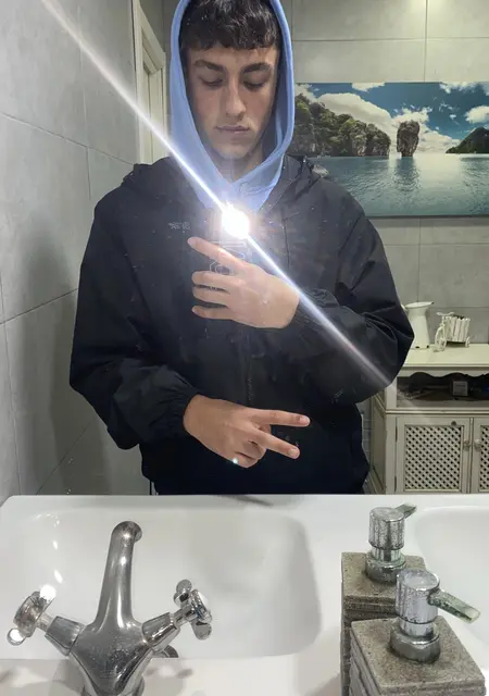 Soy Alejandro, 27 años, conociéndome para relación sin ataduras en Granada