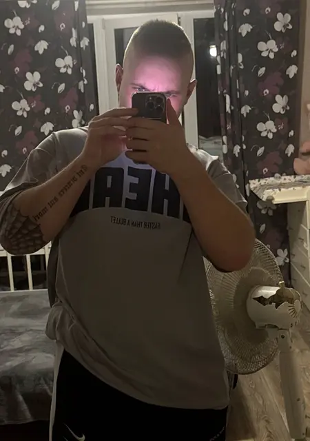 Я Максим, 19, из Амстердама, ищу знакомство для общения