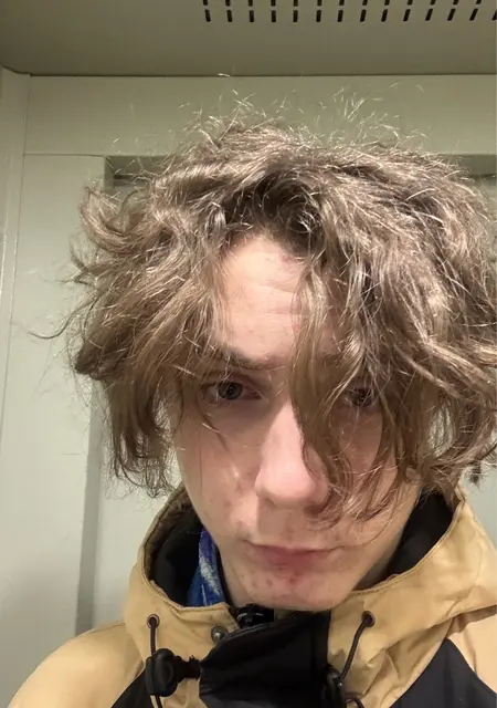 Кирилл з Дніпра, мені 19 років, познайомлюсь без зобов'язань