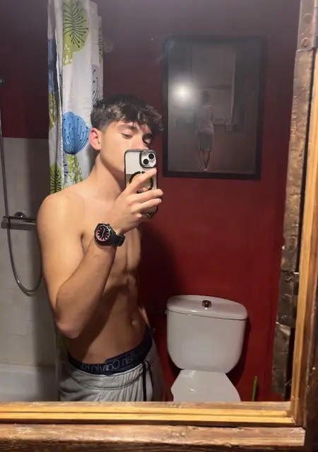 Soy Germán, 18 años, conociéndome para relación sin ataduras en Torremolinos