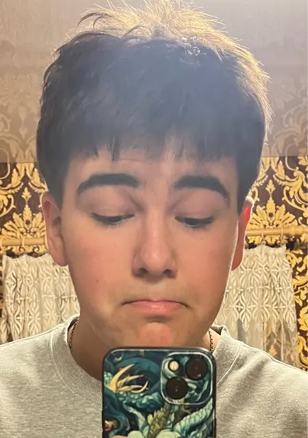 Я Артур, 19, знакомлюсь на одну ночь в Луганске