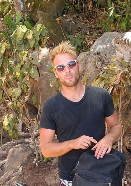 Julien из Парижа, мне 36, познакомлюсь