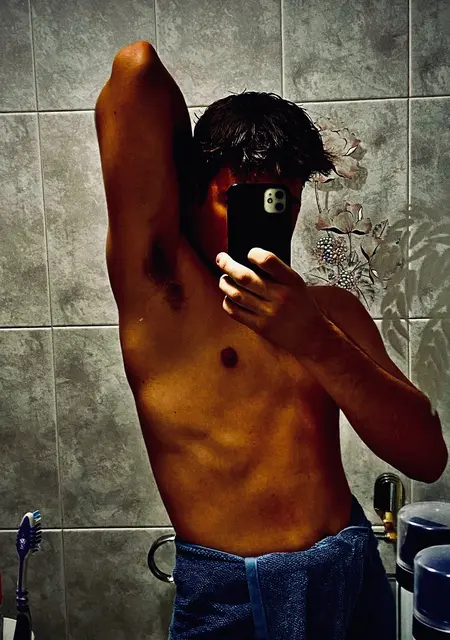 Soy Noel, 21 años de Puerto de Santa María, busco conocer gente para relación sin ataduras