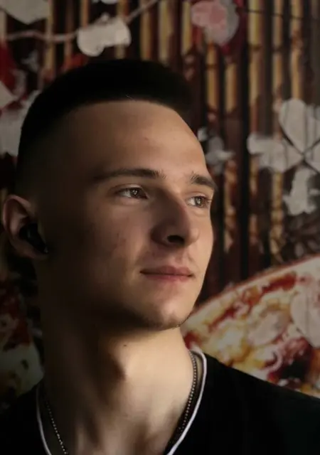 Я Коля, 21, из Киверцев, ищу знакомство для постоянных отношений