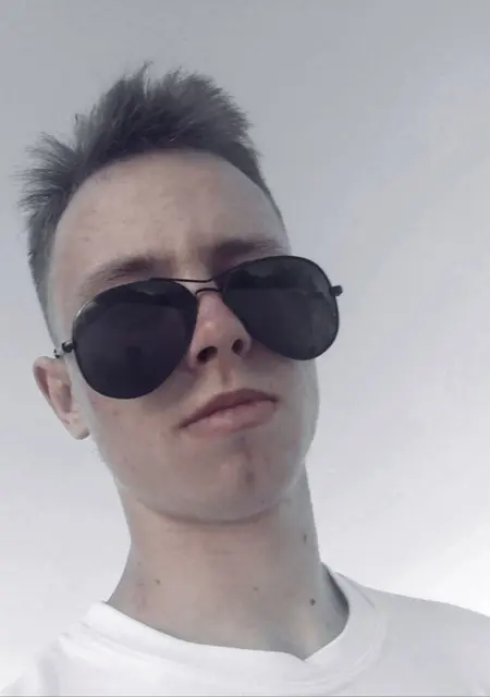 Я Денис, 21, из Кременчуга, ищу знакомства без обязательств