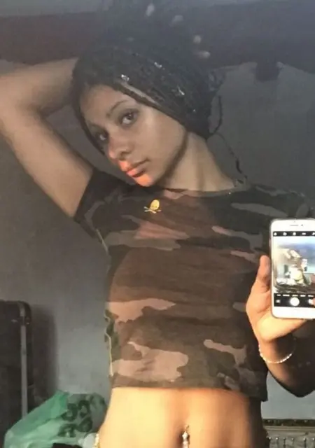 I'm Lola, 18, looking to meet in London