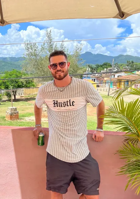 Jan de Elche, tengo 27 años, listo para conocer para conversación virtual