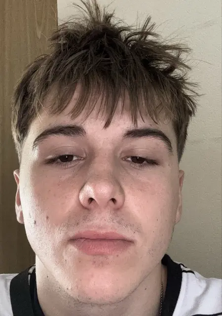 Дима из Днепра, мне 19, познакомлюсь на одну ночь