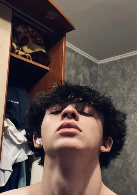 Я Александр, 18, из Бреста, ищу знакомство для постоянных отношений