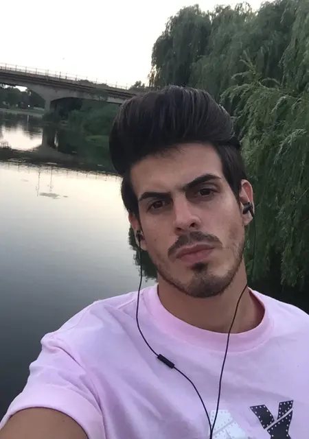 I'm Pedro, 29, looking to meet for one-night stand in London