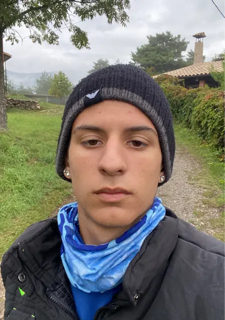 Soy Juan, 21 años de Arenys de Mar, busco conocer gente para relación sin ataduras