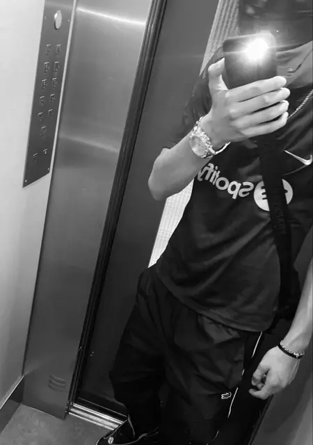 Soy Yvngmg, 18 años de Sevilla, busco conocer gente para lío de una noche