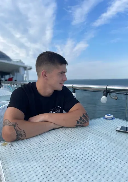 Soy Sergio, 23 años de Badalona, busco conocer gente para hacer nuevos amigos