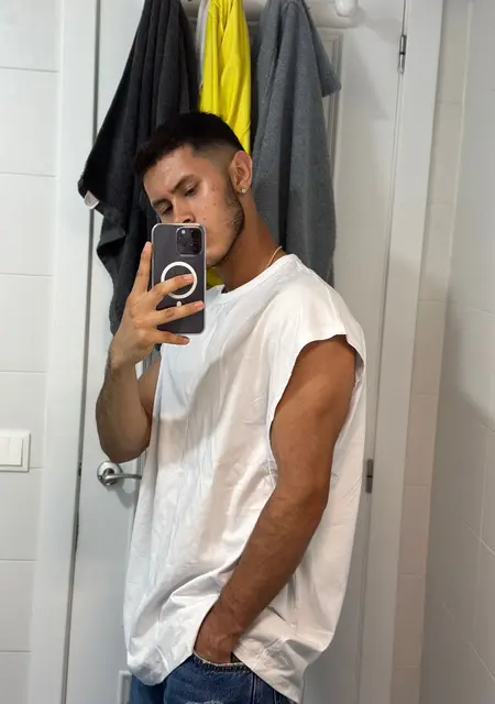 Soy Esteban, 25 años de Valencia, busco conocer gente para relación sin ataduras