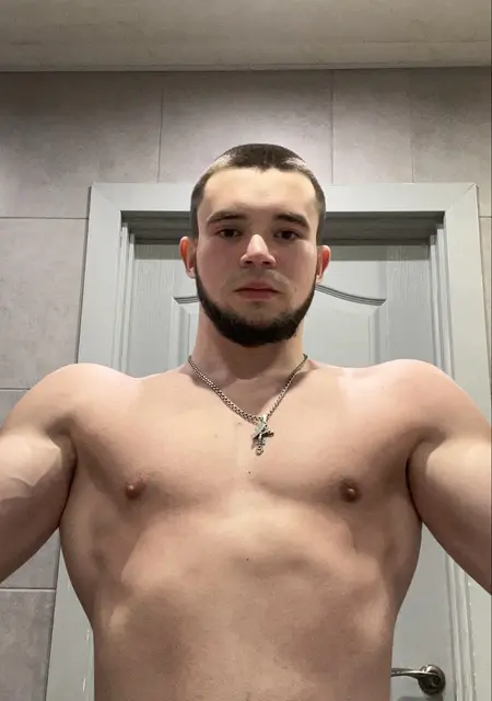 Я Михаил, 20 років з Миколаєва, шукаю знайомства без зобов'язань