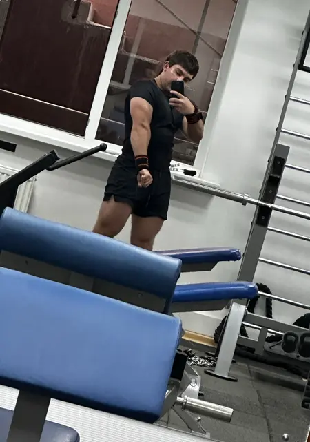 Я Илья, 20, из Вашингтона, ищу знакомства на одну ночь