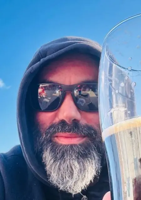 Soy Hugo, 46 años de Madrid, busco conocer gente para lío de una noche