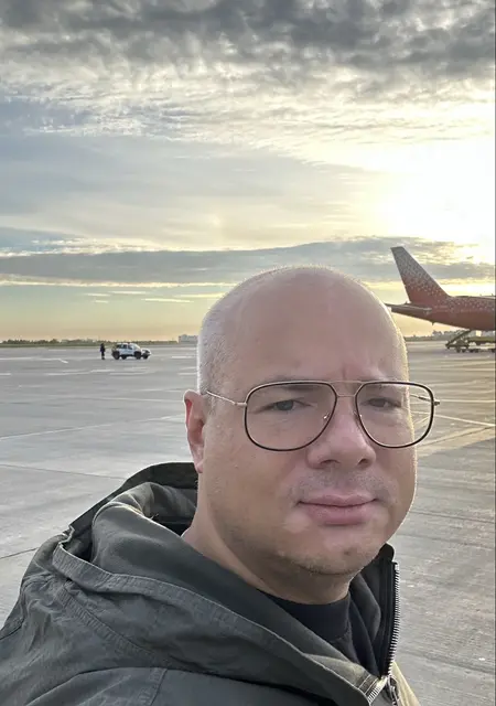 Soy Sergey, 42 años de Vecindario, busco conocer gente para relación abierta