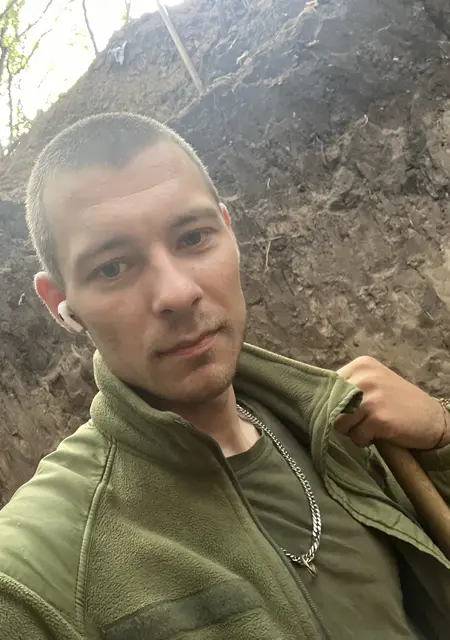 Я Сергей, 25 років з Сум, шукаю знайомства без зобов'язань