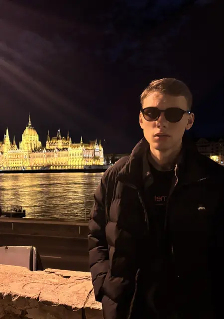 Я Теодор, 21 років з Львова, шукаю знайомство для вірт