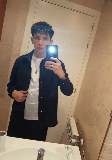 Soy Sergio, 20 años de Navalcarnero, busco conocer gente para lío de una noche