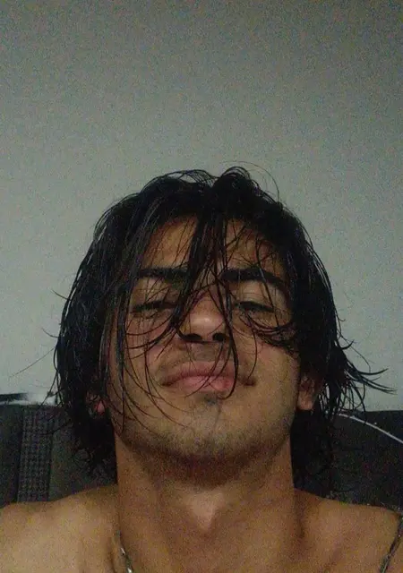 Я Emirhan, 20, из Бурсы, ищу знакомства без обязательств