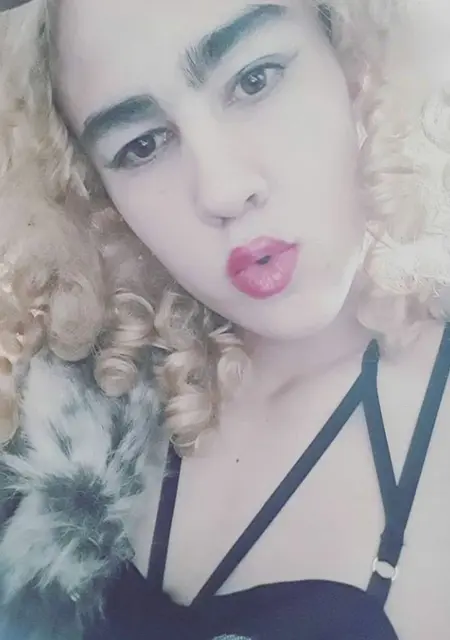 I'm Sam, 24 from London, seeking connections