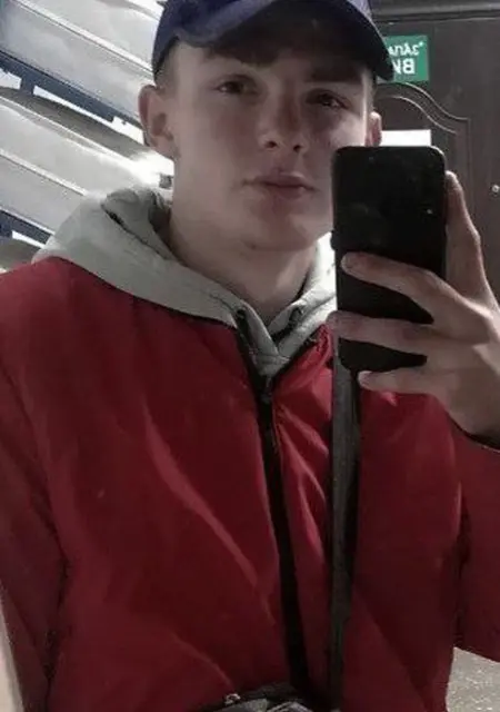 Я Саша, 19 років з Києва, шукаю знайомства без зобов'язань