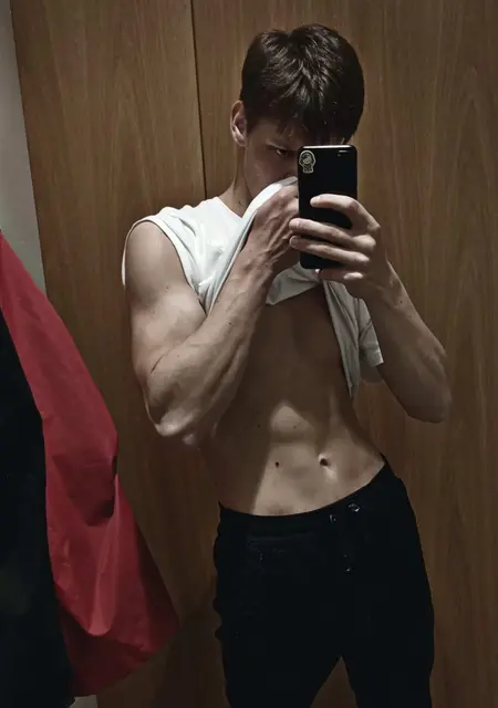 Арсений из Солигорска, мне 21, познакомлюсь на одну ночь