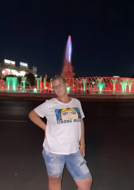 Я Elena, 37, знакомлюсь в Бухаресте