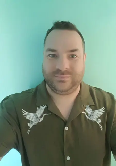 I'm Dean, 44 from London, seeking connections