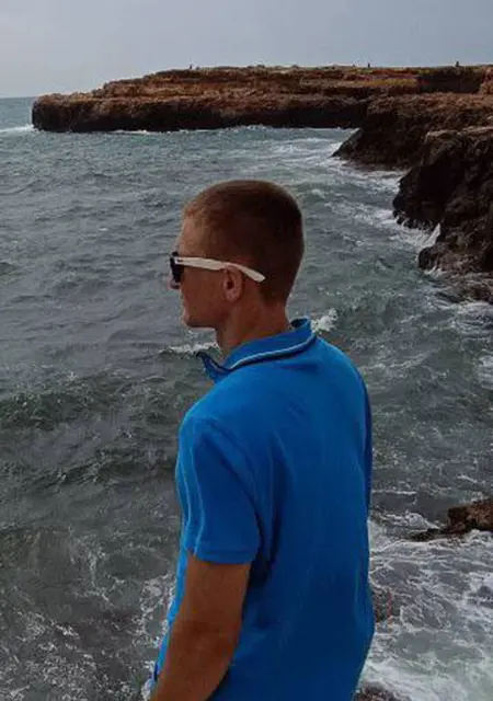 Soy Dmytro, 28 años de Cartagena, busco conocer gente para relación sin ataduras